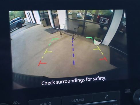 Used 2023 Nissan Titan SV image 28