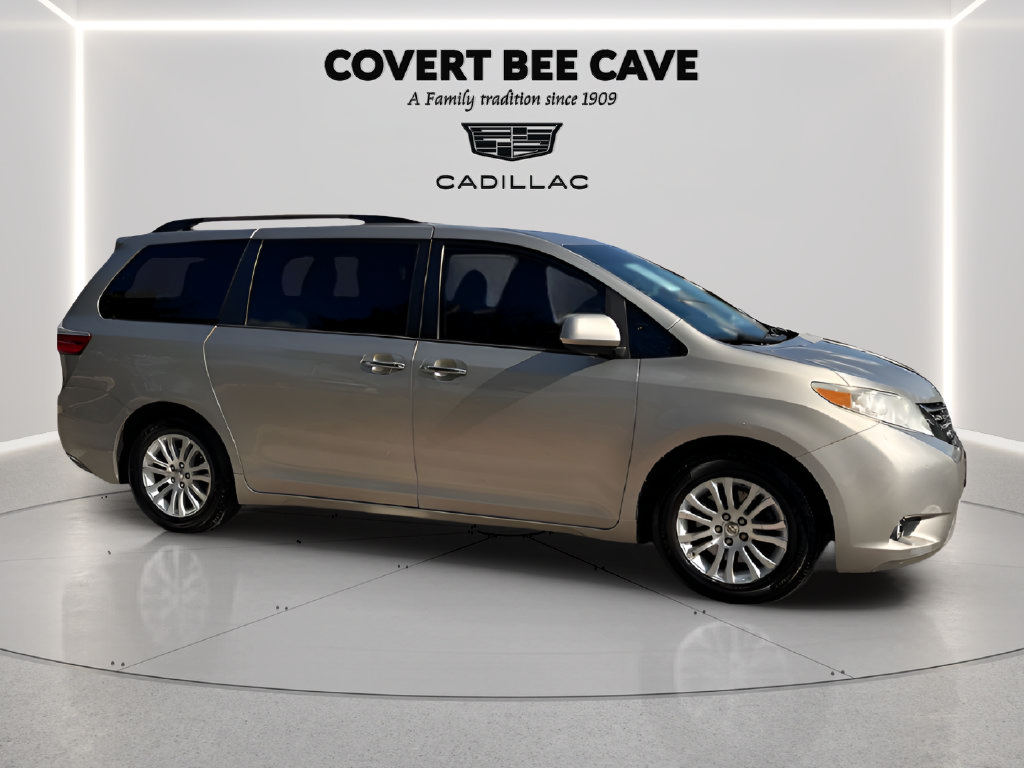 Used 2017 Toyota Sienna XLE w/ XLE Navigation Package FWD image 12