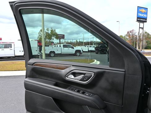Used 2024 Chevrolet Suburban Premier w/ Premium Package 2 image 28