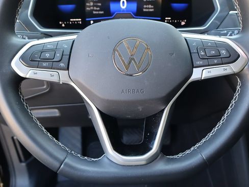 Used 2023 Volkswagen Tiguan SE w/ Panoramic Sunroof Package FWD image 12