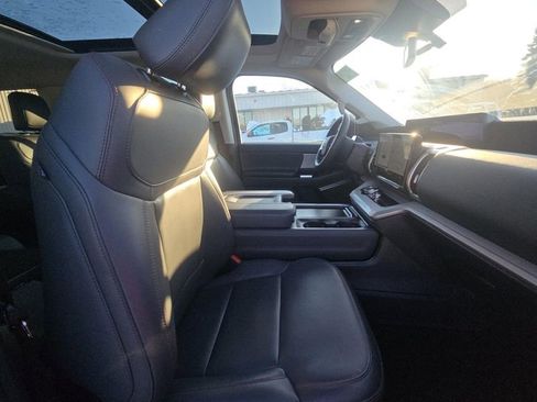 Used 2025 Ford Expedition Active image 3