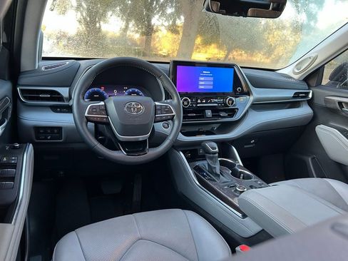 Used 2025 Toyota Highlander Limited image 12