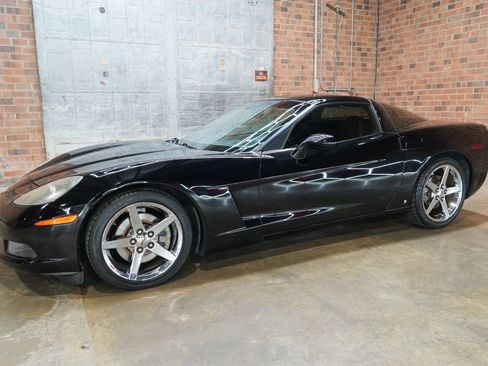 Used 2007 Chevrolet Corvette Coupe w/ Preferred Equipment Group RWD image 7