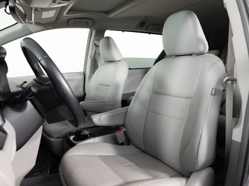Used 2019 Toyota Sienna XLE FWD image 16