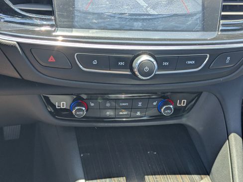 Used 2018 Buick Regal Essence image 24