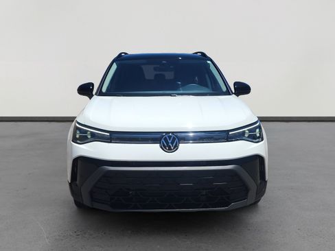 Used 2025 Volkswagen Taos SE FWD image 8