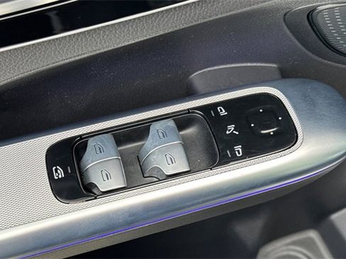 Used 2025 Mercedes-Benz GLC 300 4MATIC image 12