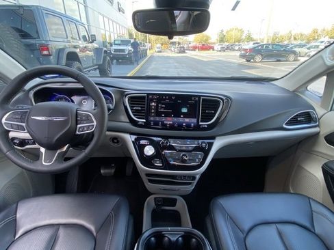 Used 2024 Chrysler Pacifica Touring-L image 16