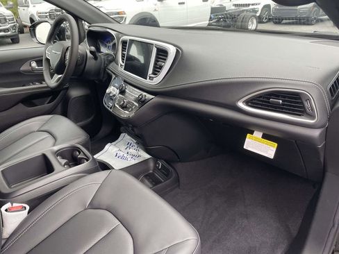 New 2026 Chrysler Pacifica Select image 14