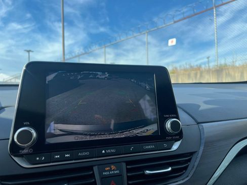 Used 2025 Nissan Altima 2.5 SV FWD image 24