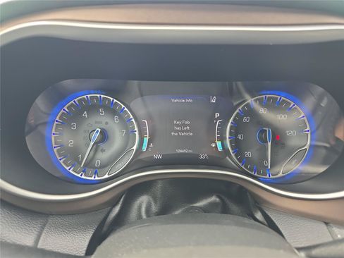 Used 2018 Chrysler Pacifica Touring-L w/ Advanced Safetytec Group FWD image 12