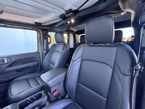 Used 2025 Jeep Gladiator Sport image 12