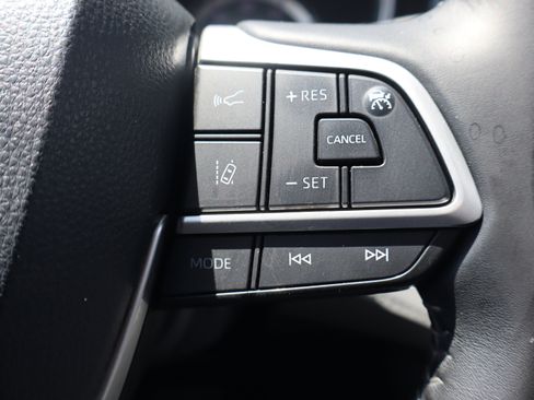 Used 2022 Toyota Highlander XLE AWD/4WD image 19