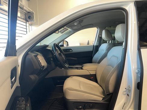Used 2023 Nissan Pathfinder SL image 6