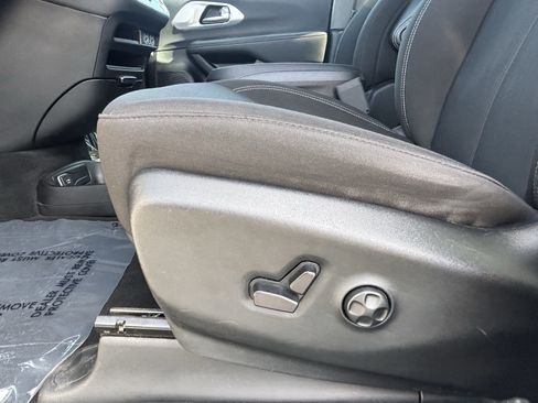 Used 2024 Chrysler Pacifica Touring FWD image 16
