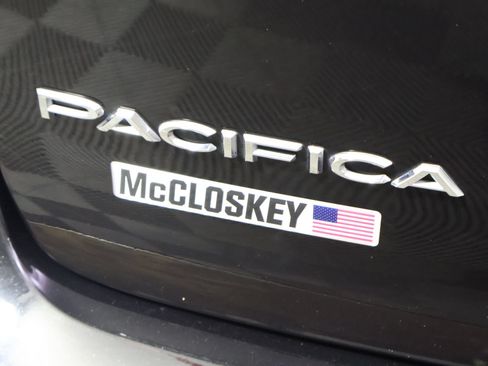 Used 2024 Chrysler Pacifica Touring-L FWD image 9