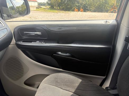 Used 2020 Dodge Grand Caravan SE FWD image 16