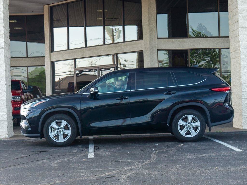 Used 2022 Toyota Highlander LE AWD/4WD image 5