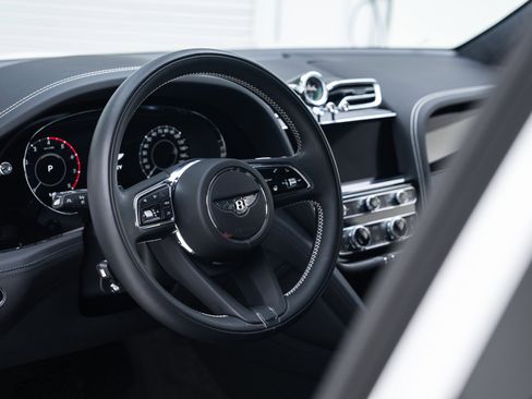 Used 2024 Bentley Bentayga image 26