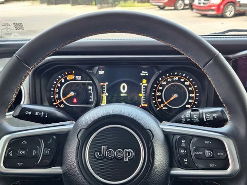 Used 2025 Jeep Wrangler Unlimited Sahara AWD/4WD image 17