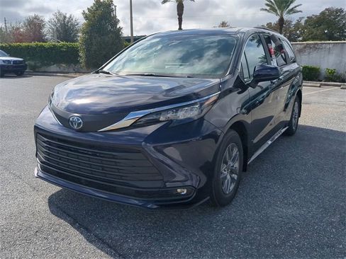 New 2026 Toyota Sienna XLE image 8