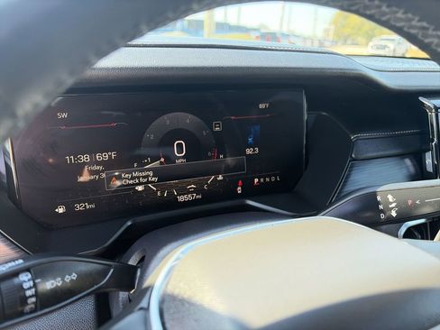 Used 2025 GMC Acadia Elevation image 17