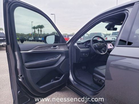 New 2025 Jeep Grand Cherokee Limited image 11