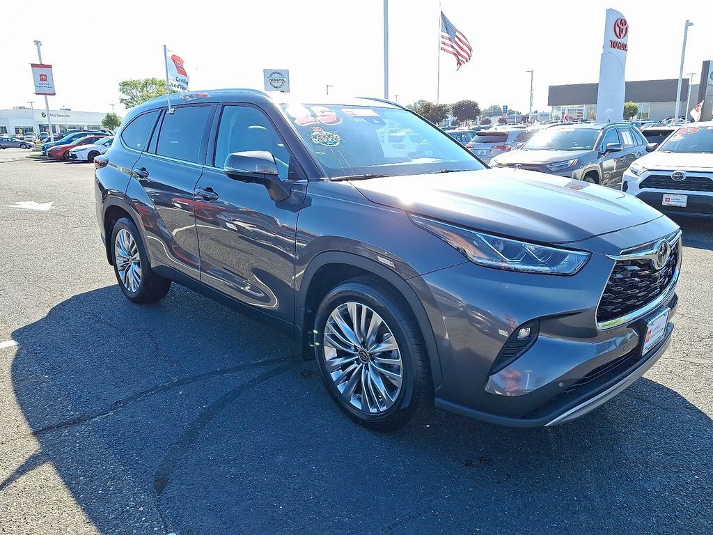 Used 2025 Toyota Highlander Platinum AWD/4WD image 3
