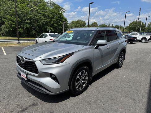 Used 2021 Toyota Highlander XLE AWD/4WD image 2
