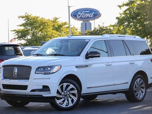 Used 2022 Lincoln Navigator Reserve AWD/4WD image 2