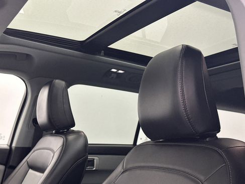 Used 2022 Ford Explorer XLT w/ Equipment Group 202A image 17