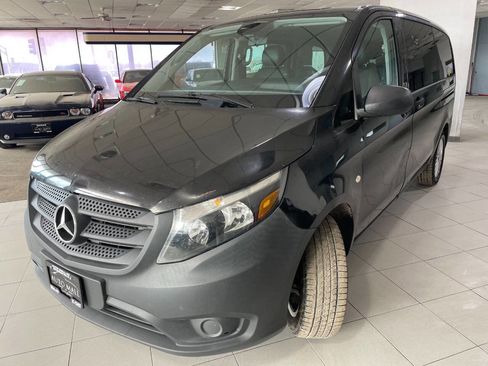 Used 2018 Mercedes-Benz Metris Passenger image 3