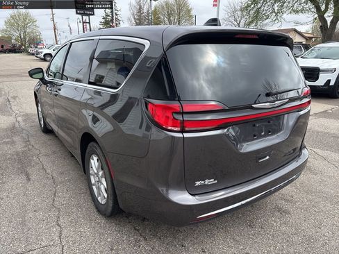 Used 2023 Chrysler Pacifica Touring-L image 7