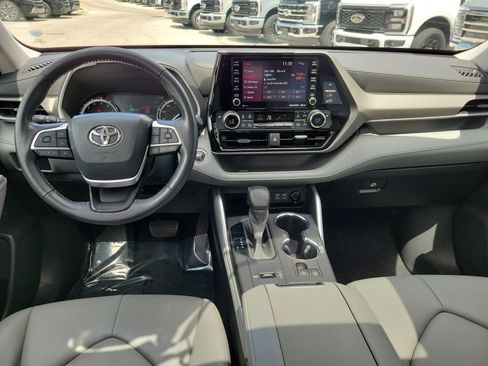 Used 2022 Toyota Highlander XLE FWD image 16