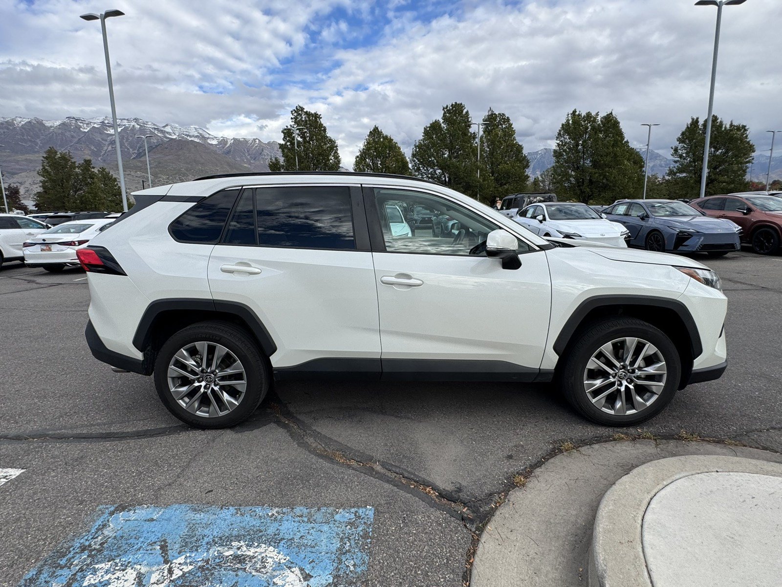 Used 2022 Toyota RAV4 XLE Premium AWD/4WD image 8
