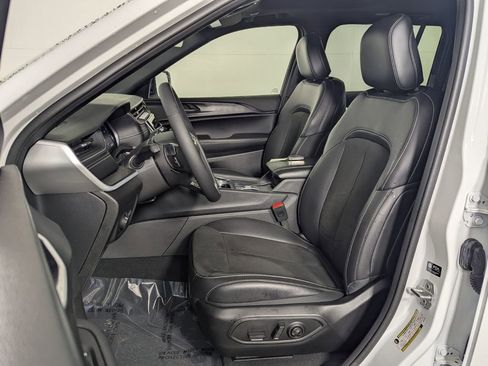 New 2025 Jeep Grand Cherokee Altitude image 14