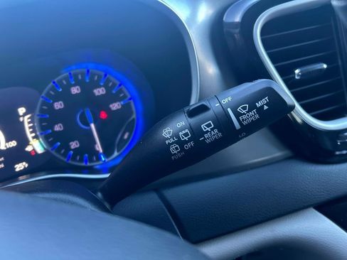 Used 2024 Chrysler Pacifica Touring-L image 27