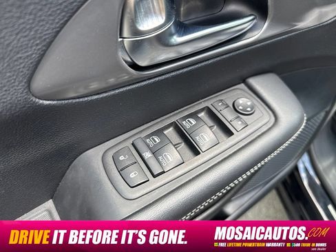 Used 2025 Chrysler Pacifica Select FWD image 27