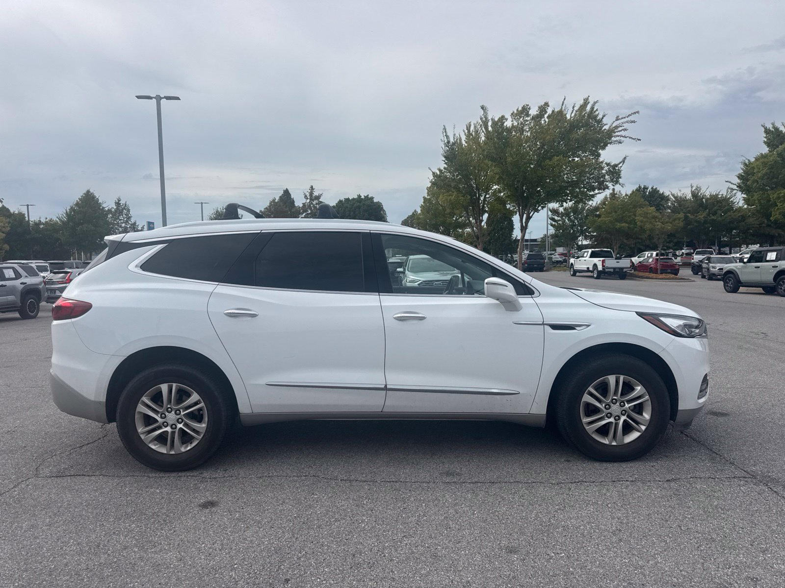 Used 2020 Buick Enclave Essence w/ Sound and Sites Package FWD image 4