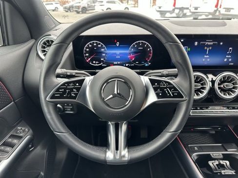 Used 2025 Mercedes-Benz GLA 250 4MATIC image 13