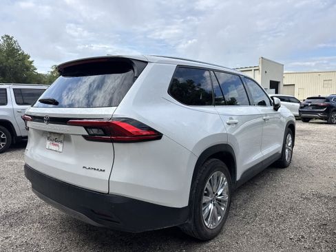 Used 2024 Toyota Grand Highlander AWD image 3