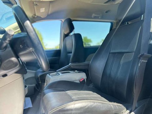 Used 2014 Chrysler Town & Country Touring w/ Driver Convenience Group FWD image 11