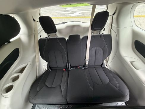 Used 2021 Chrysler Voyager L FWD image 20