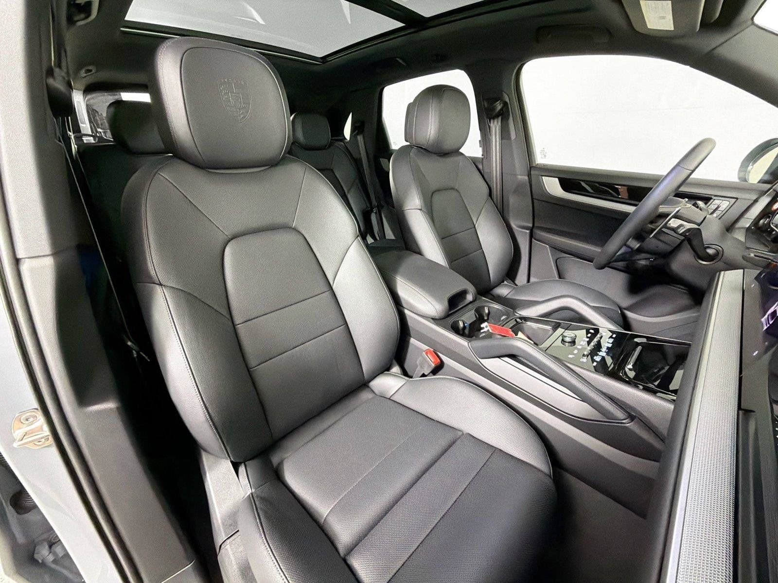 Certified 2025 Porsche Cayenne AWD/4WD image 27