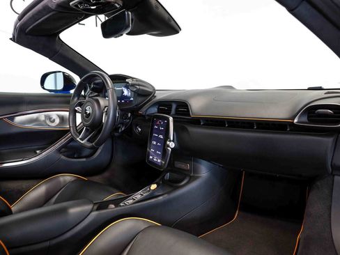 Used 2025 McLaren Artura Spider RWD image 32