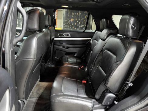 Used 2016 Ford Explorer XLT w/ Equipment Group 202A AWD/4WD image 17