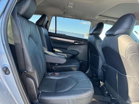 Used 2021 Toyota Highlander Limited image 10