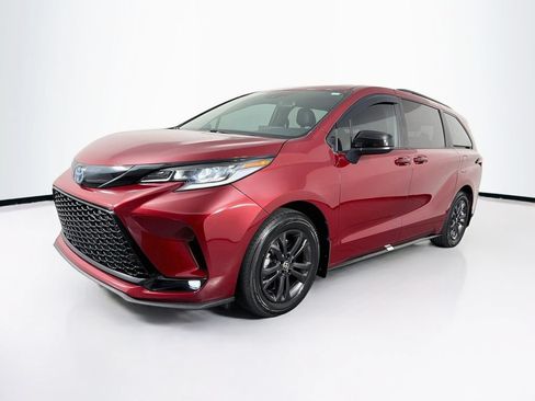 Used 2025 Toyota Sienna XSE w/ XSE Plus Package AWD/4WD image 3
