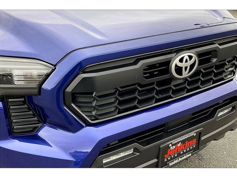 Used 2024 Toyota Tacoma TRD Sport image 32