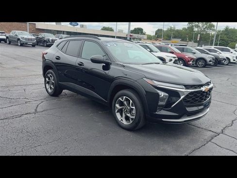 Certified 2024 Chevrolet Trax LT w/ Sunroof Package FWD image 2